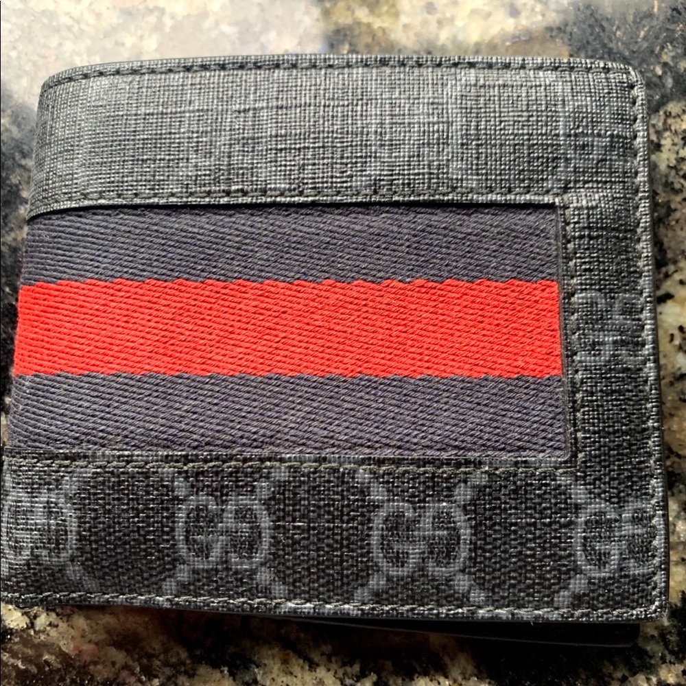 Men’s Gucci wallet